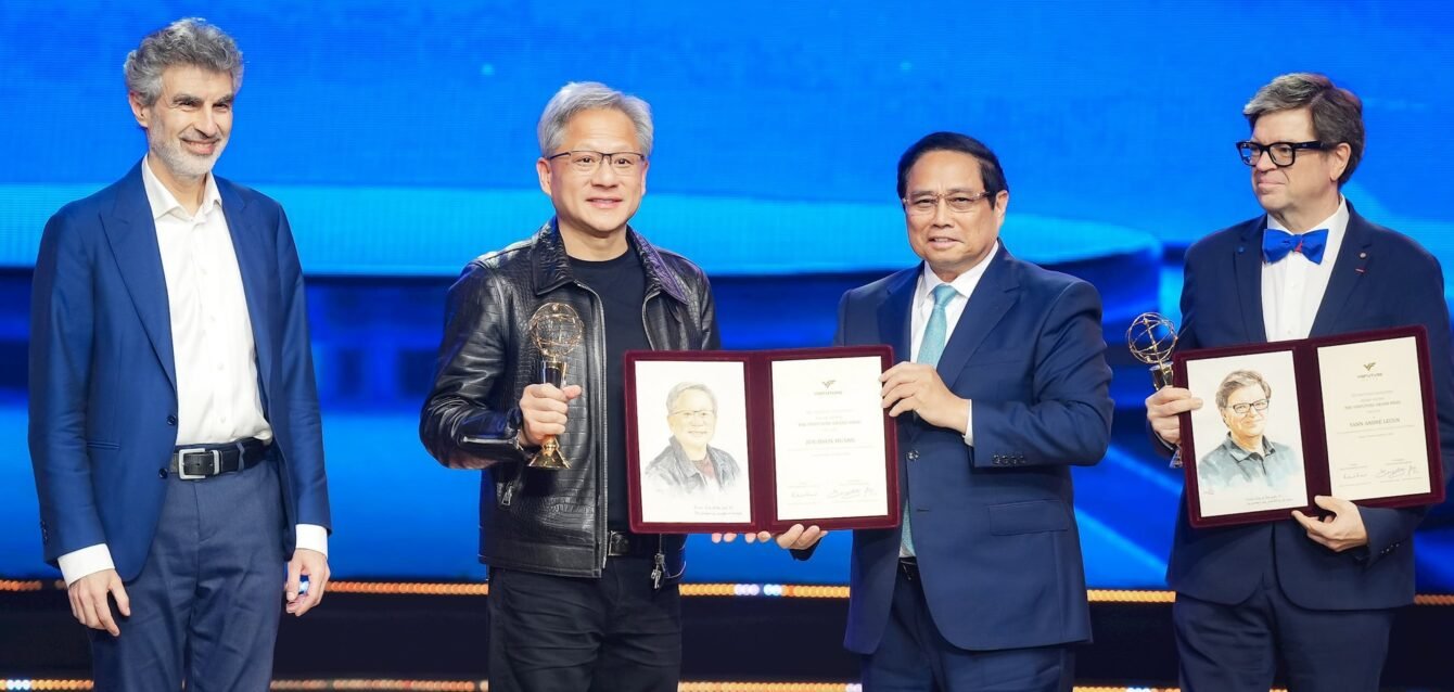 Thủ tướng Phạm Minh Chính trao giải thưởng Chính VinFuture 2023 cho GS Yoshua Benjo, ông Jensen Huang và GS Yann LeCun