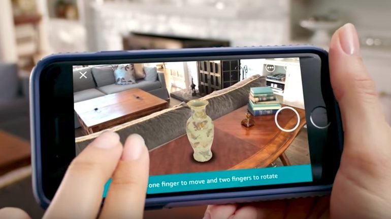 AR Navigation tích hợp hiển thị thông tin về địa điểm, đồ vật.